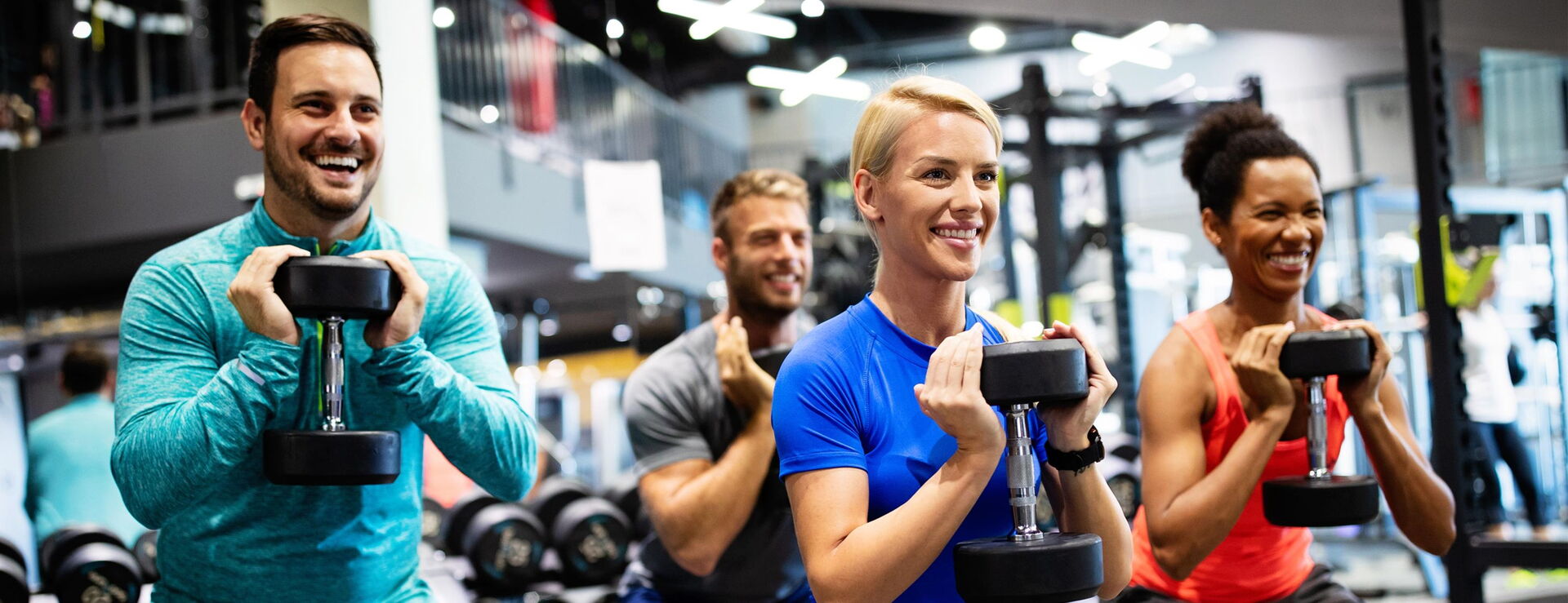4 Personen die Gewichte heben