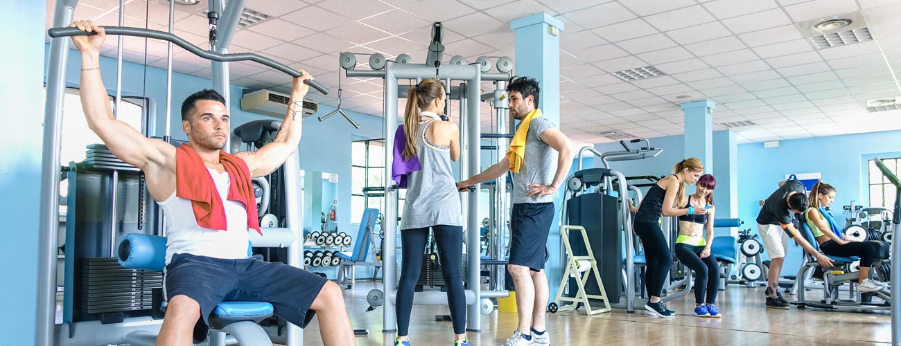 Menschen die in einen Fitnessstudio Sport machen