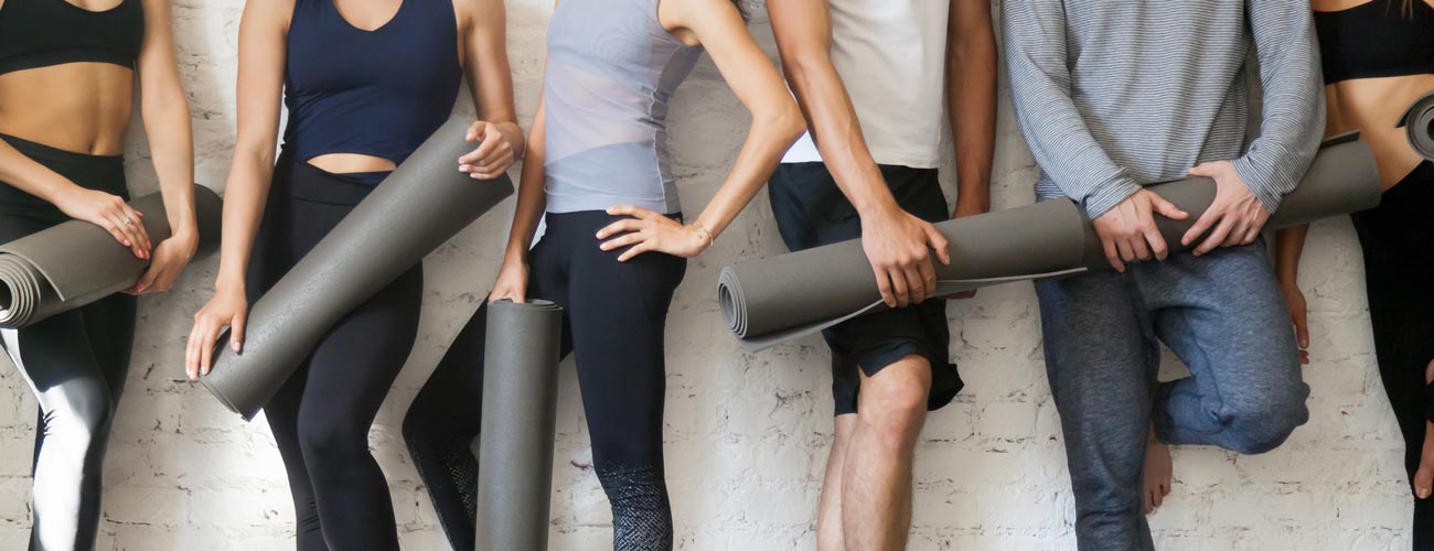 6 Personen, die jeweils eine Sportmatte halten